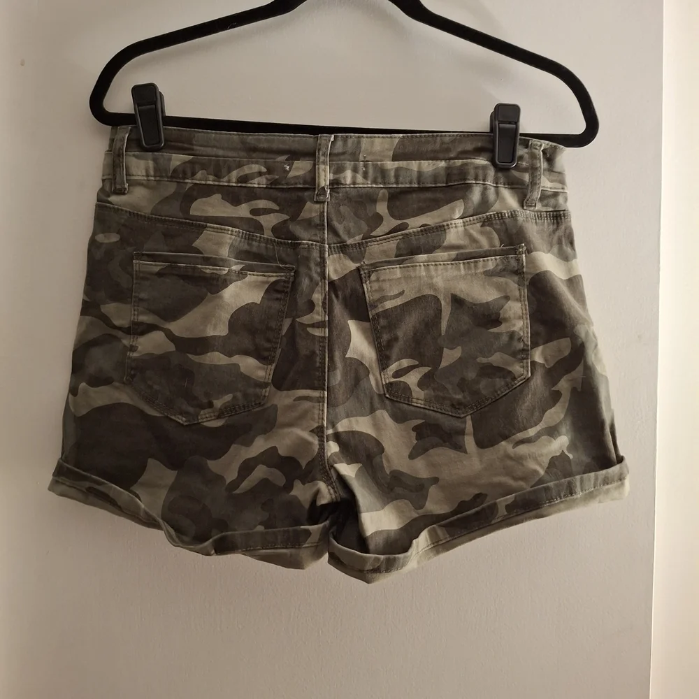Royalty Collection Green and Brown Camo Cargo Shorts Durable Design - Picture 2 of 6